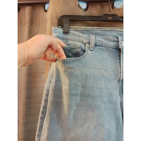 Women's Levi's Stretchy Comfortable Roll Cuff Jean's Size 32 - Picture 2 of 7